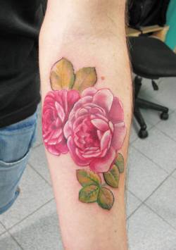 fuckyeahtattoos:  Roses (my 5th tattoo) done by Guillermo Silva “Tintas de Memo” at his studio at Santiago de Chile. 