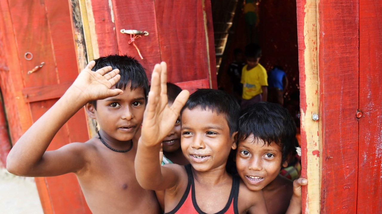 REFUGIADOS EN BANGLADESH. Niños refugiados musulmanes Rohingya asisten a una escuela informal en el campo de refugiados de Balukhali en el distrito de Ukhia de Bangladesh. Más de 600,000 rohingya han huido a Bangladesh de los asesinatos, violaciones...
