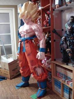 frikynews:  Un imrpresionante papercraft de Goku, Quién se atreve a hacerlo? 