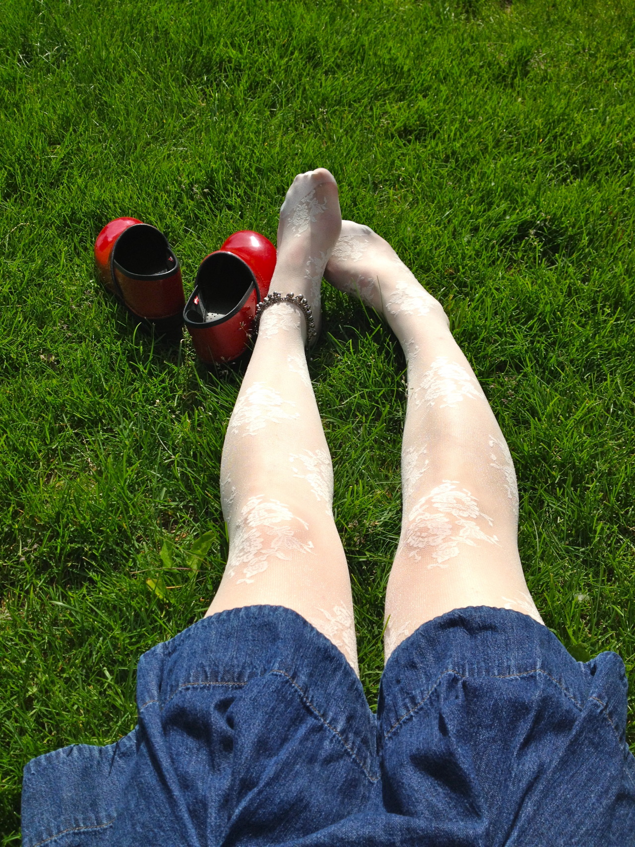 punkyprncss:  I love those shiny red shoes. So comfy! I miss the sun….