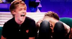 "Zayn pedreiro, Harry frentista, Niall criança que pede esmola no farol e Liam e Louis 2 apresentadores de tv na africa"