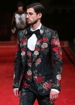 naamahdarling:  trendy-boys: Dolce &amp; Gabbana Alta Sartoria I am REALLY loving this trend of floral fashion for dudes. 