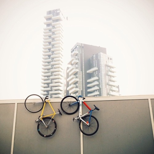 theraid-mi:  A Milano non si trova mai parcheggio. #milano #bike #fixed #cinelli #dodici #isola #gae