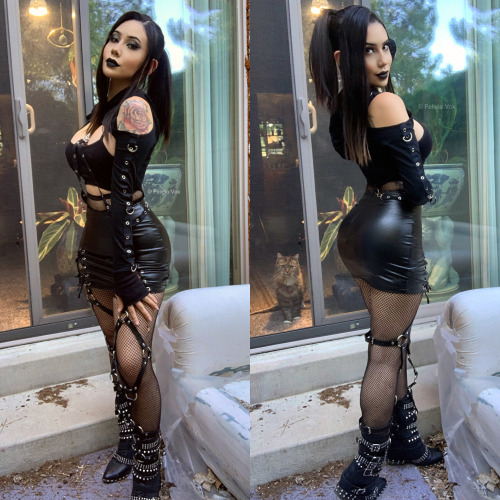 who wants a goth gf? [oc]