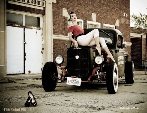 alternative-pinup:  Alternative Pinup girl Follow us at : http://alternative-pinup.tumblr.com/