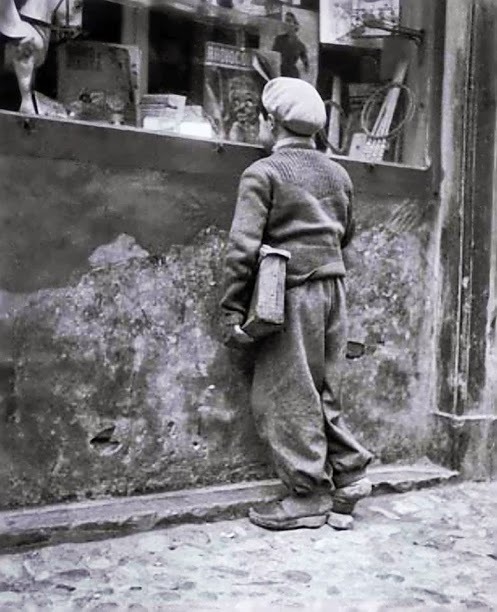 Enrico Pasquali
Comacchio, Bambino che guarda una vetrina di giocattoli, 1955