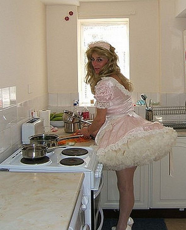 fedomsissy:  http://fedomsissy.tumblr.com/archive  humm, petticoat