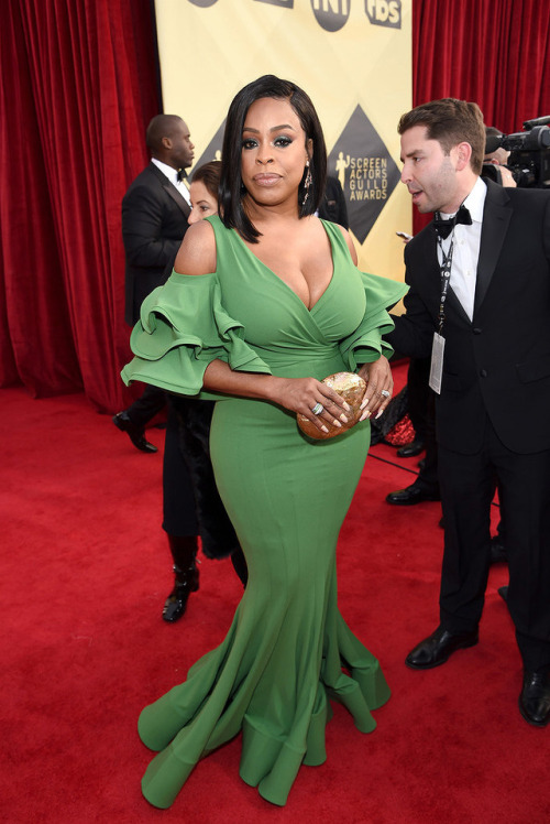 soph-okonedo: Niecy Nash attends the 24th Annual Screen Actors Guild Awards at The Shrine Auditoriu