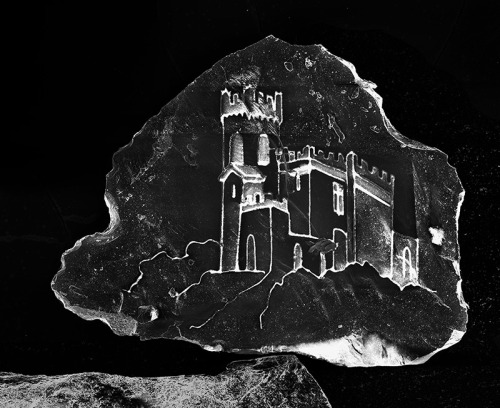 itscolossal:  The World’s Smallest Sandcastles Built on Individual Grains of Sand by Vik Muniz and Marcelo Coelho