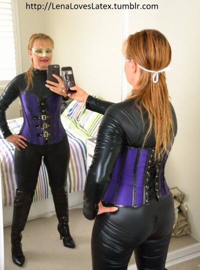 Porn leatherandlatexselfies:  Submitted by @lenaloveslatex photos