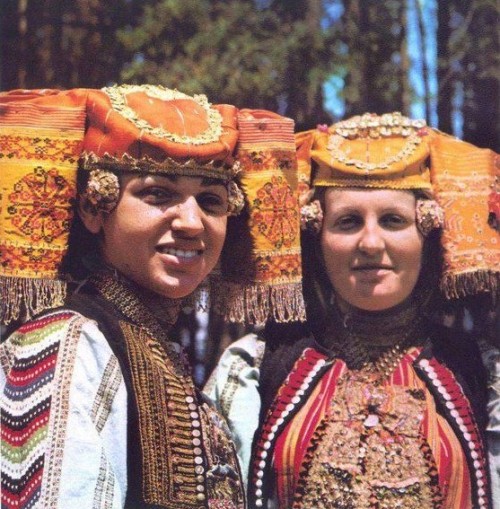 songs-of-the-east: Bulgarian women dressed in the traditional clothing of the Bulgarians of BanatThe