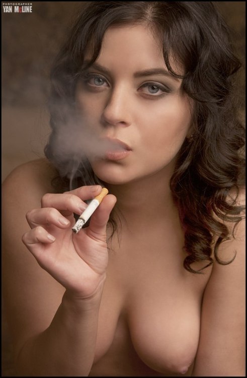 smokingfetishbrasil: sexysmokingbabes18: Sexy Smoking Babe Safada linda fumando