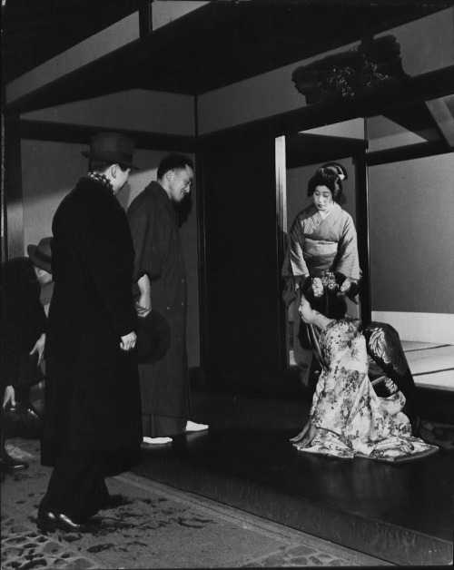 Novice geisha prepares to meet patrons, Japan, 1946Ph. Alfred Eisenstaedt