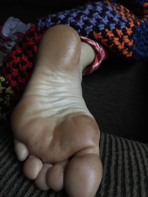 Good morning foot massage look at these sexy sole’s oiled up !! So soft I just want too&hellip