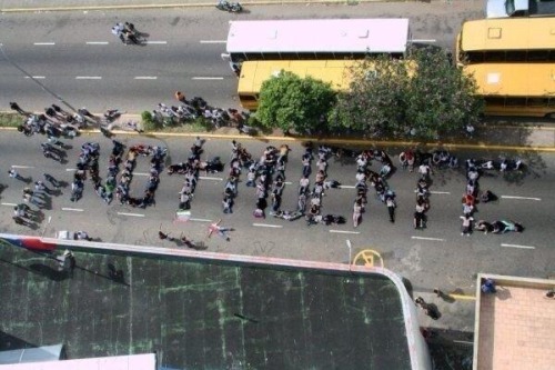 storytellerluna:assangistan:alittlesilly:This is what is hapenning in Venezuela. People get tired fr