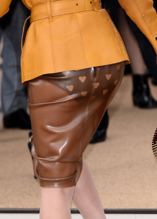 Paloma Faith showing off her knickers at Burberry Prorsum SS15 LFW. Love her and that latex skirt! 