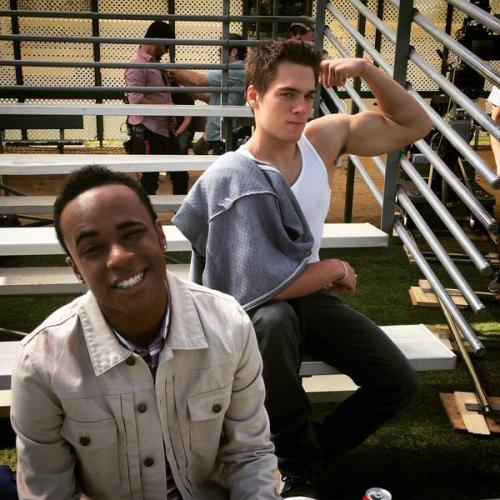 procrastinationismyfriend:  When your friend has hella muscles but u kno your smile is cute af 