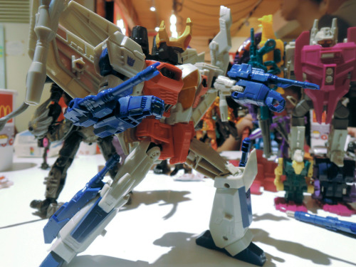 (Better pictures of) Hasbro provided teaser CW toys for TFND forum gathering.Leader Class Starscream