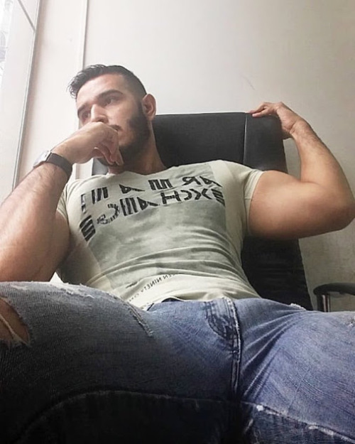 hairyjeans: Nice view of a strapping bloke…