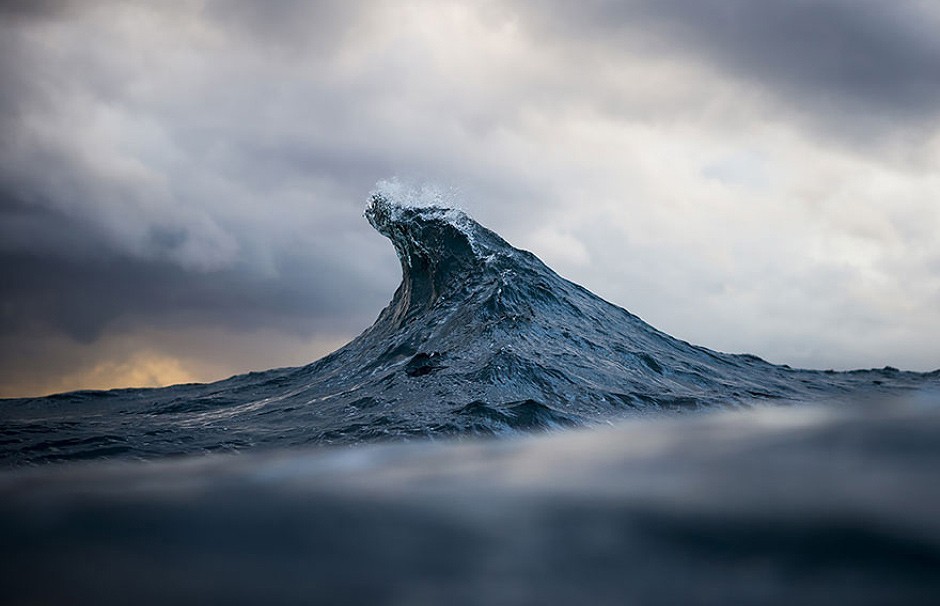 jedavu:  Mountains of the Sea by Ray Collins    Awesome work