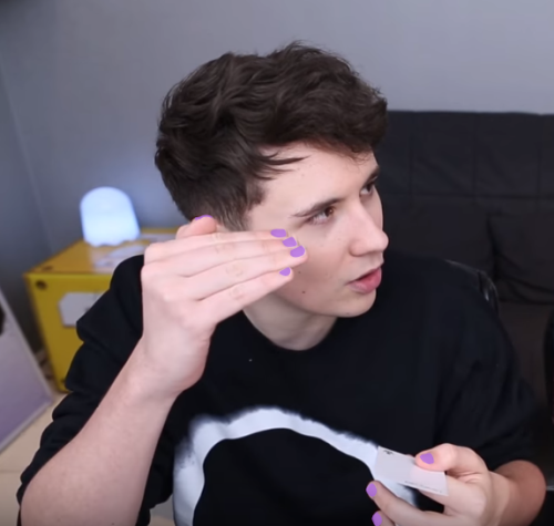 phan-toast:  phan-toast:Dan’s nails are looking prime™   so I thought this was necessary Here’s some Phil too because he’s as equally important and would look banging with painted nails