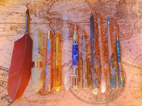 miyukiko: Living up to my artist wizard life, this is my special pens collection! Feather dip quill,