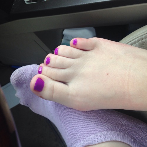 littlelickykitten:I love this purple on my toes