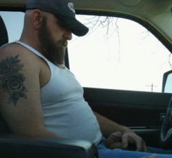 whitetrashhomos:  Guys near you are looking to fuck right NOW: http://bit.ly/2gOf4lO