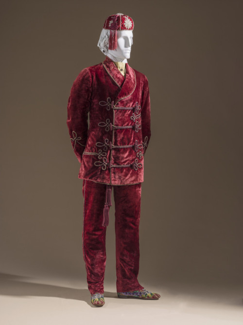 lookingbackatfashionhistory:• Smoking Suit.Place of origin: EnglandDate: ca. 1880Medium: Silk velvet