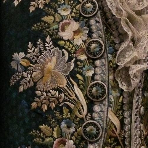 lscreates:
“ Symphony of embroidery and buttons and it’s no painting but a photo of an exquisite costume in the Georgian Britain rooms of the V&A
#fashionhistory #embroidery #v&a (at Victoria and Albert Museum)
”