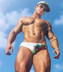 alphamusclehunks:  SEXY, LARGE and IN CHARGE.