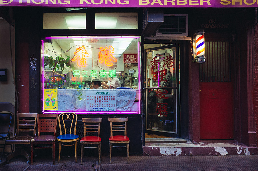 曼哈顿华埠
CHINATOWN
There is nothing quite like China Town.
Loud, noisy, and dirty, China Town represents the real New York.
It is a crush of humanity that is part tourist trap, part strip mall, and part dividing line.
Doyers Street, just a block long,...