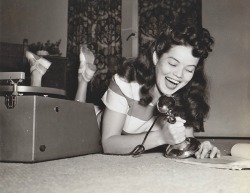 matttsmiths:  Dona Drake photographed at home, 1942 