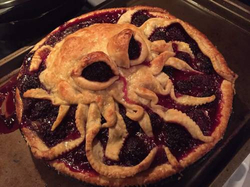 jenroses: frozenfoxtails: ministryofpeculiaroccurrences: steampunktendencies: Cthulhu pie The elder 