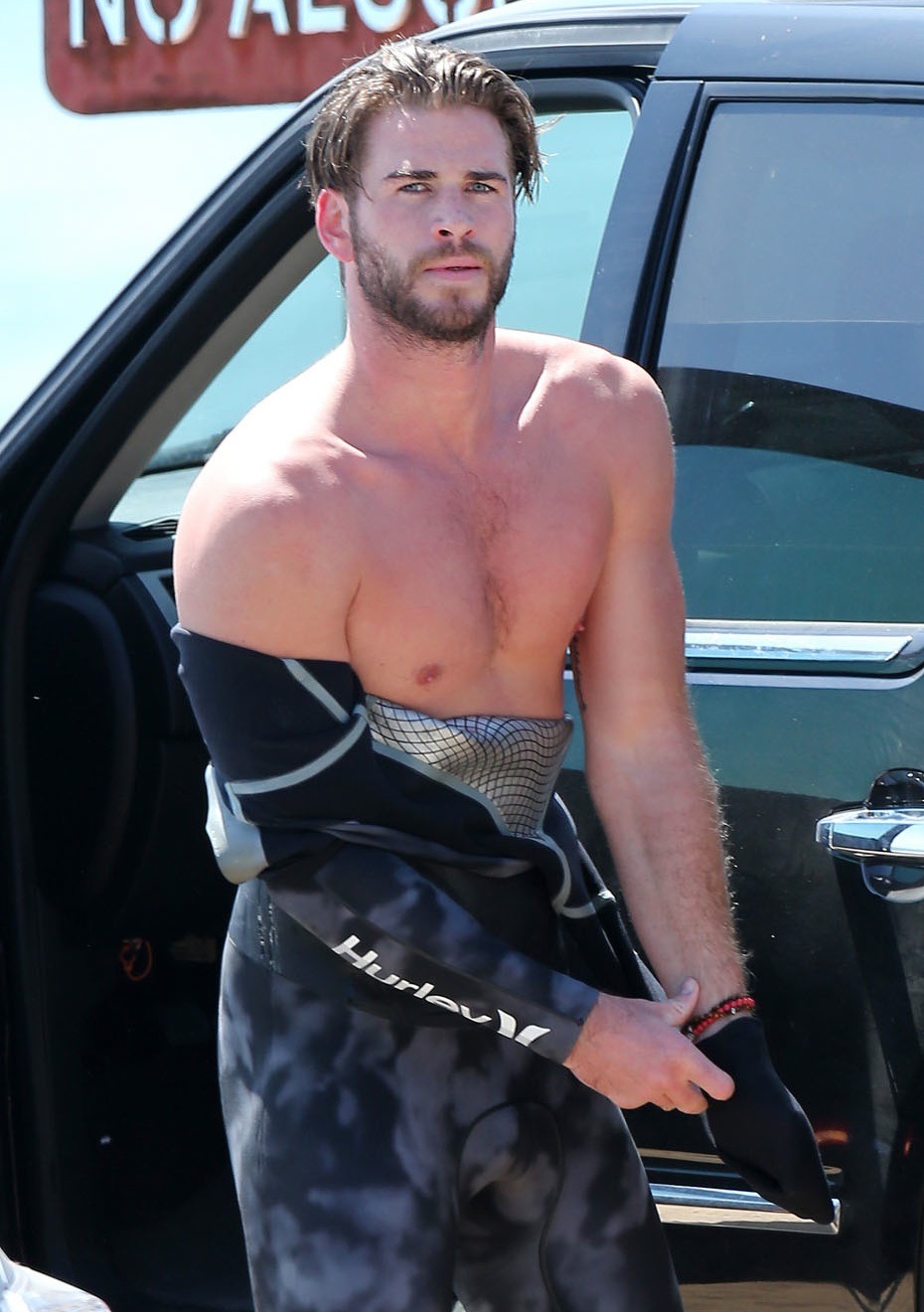 starringroles:  Liam Hemsworth candids 3
