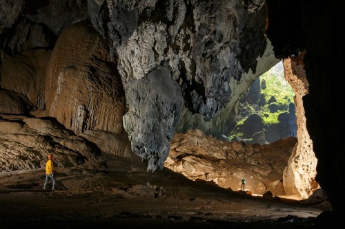 domialcubo:  La cueva vietnamita más grande del mundo se mantuvo oculta en la profundidad de los bosques del Parque Nacional Phong Nha Ke Bang hasta 1991 y tiene su propio río, selva y clima.Los exploradores Howard y Deb Limbert tardaron un año en