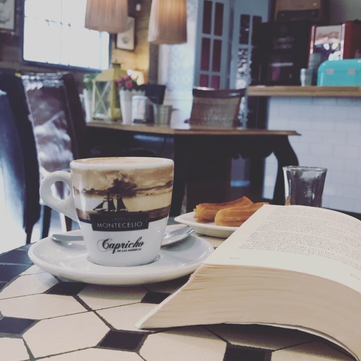 Domingo y Paul Auster y #cafeterismo y #ya (en Camden Bar)