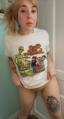 hauntinggr0undx-deactivated2022:Just vibing 👽 {uncensored here}
