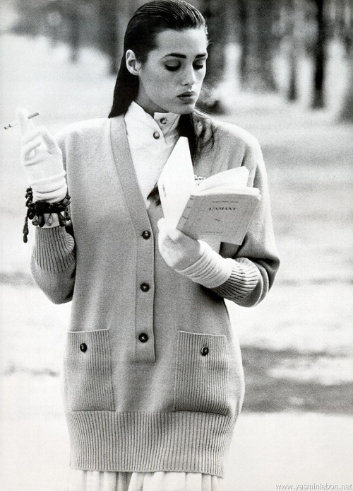 Yasmin Le Bon reading L’Amant (The Lover) by Marguerite Duras. Ursula Conzen A/W 1987. Photographer: