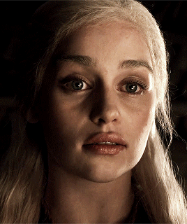quellfalconer:Favourite Daenerys Targaryen moments: 1.06: “A Golden Crown”