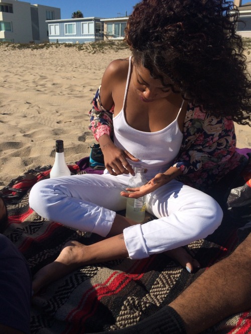 nicolewhiteee:  nicolewhiteee:  at the beach  💕