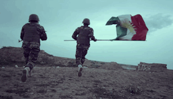 bijikurdistan:  Kurdish Peshmerga Soldiers raise the Kurdish Flag on Frontlines