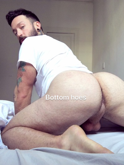 bottomhoes: Look at that round beautiful ass. This is one sexy ass dude. I would stay eating his pus
