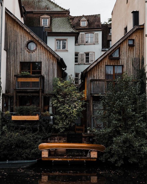 Un petit trésor caché en bordure de canal à Strasbourg. • A little hidden gem alongside the canals i