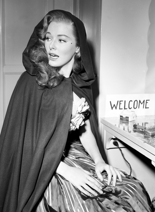warnerarchive:  Eleanor Parker takes a break from filming Scaramouche (1952)