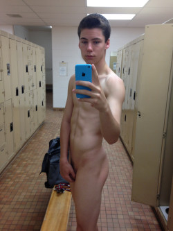 neweygn:  Taking selfies in the locker room