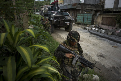 militaryarmament:Philippine Soldiers and Marines clearing the streets of Marawi city of ISIS-linked 