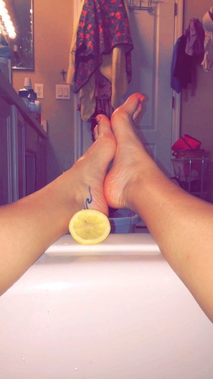 tiny-twinkle-toes:  Got a request for some naked toesies ☺️👣 PS- rubbing lemon on your feet makes them incredibly soft, and fresh 💕🍋👣