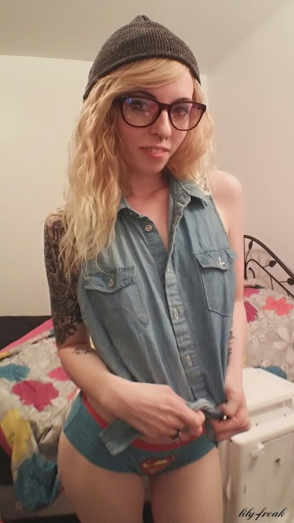 lily-freak:  lily-freak:  ✨Please submit applications to be my friend. Job requirements include smok