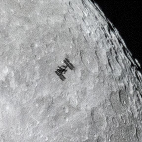 sixpenceee:  Amateur photographer Dylan O'Donnell captured this image of the  International
